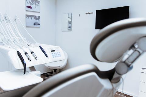 Los consultorios dentales requieren aire comprimido para varias de sus funciones y procesos. Cosas como operar herramientas neumáticas o hacer dentaduras postizas u otros aparatos dentales en sus instalaciones; y no puede ser cualquier aire comprimido.