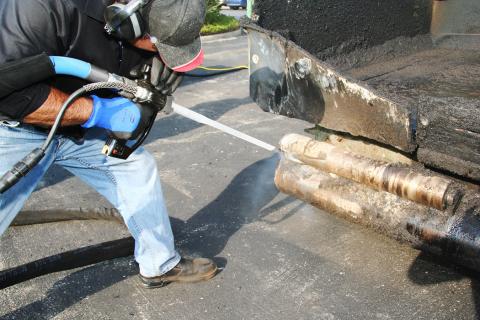 Cleaning an air compressor with dry ice blasting