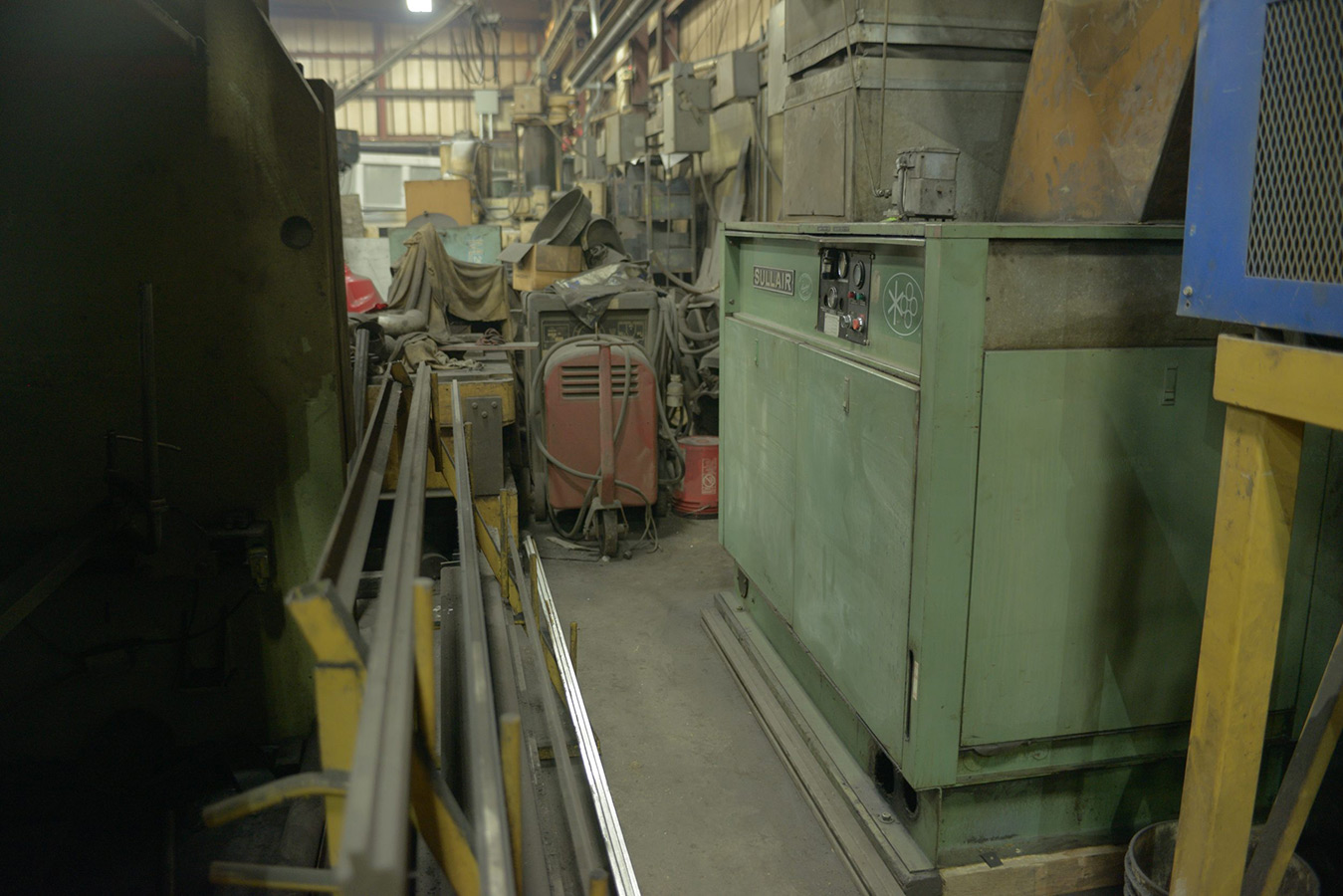 Instalación de un compresor de aire industrial de uno de los primeros modelos de Sullair