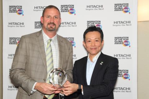 Brian Tylisz, vicepresidente de ventas comerciales e industriales para las Américas, acepta el premio en nombre de Sullair de manos del Sr. Toshiaki Tokunaga, presidente de Hitachi Global Digital Holdings