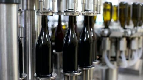 Compressed air is required in the bottling process, among others in the winemaking industry