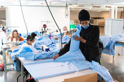ISAIC, con sede en Detroit, pasó de luchar contra la moda rápida a ayudar a combatir COVID-19 produciendo máscaras y vestidos